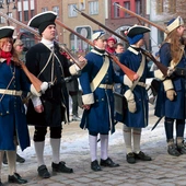 Rekonstruktorzy przyciągali wzrok kunsztownymi strojami oraz nienaganną musztrą.