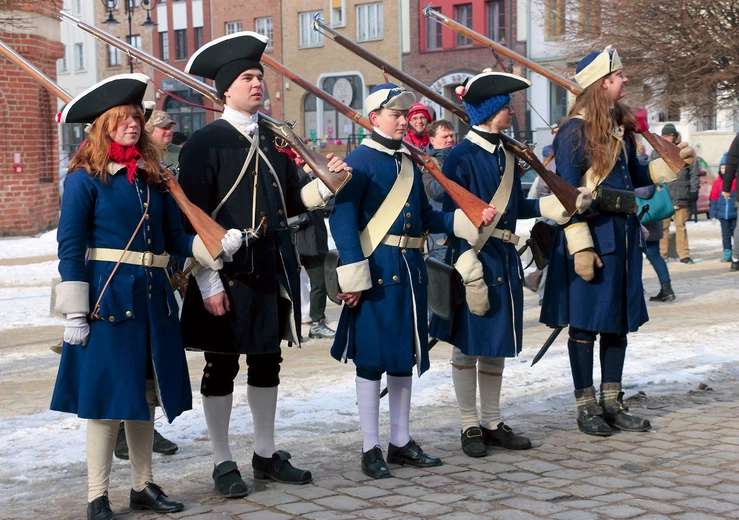 Rekonstruktorzy przyciągali wzrok kunsztownymi strojami oraz nienaganną musztrą.