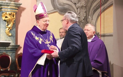 W imieniu księdza prałata medal od władz samorządu województwa odebrał abp Stanisław Budzik. 