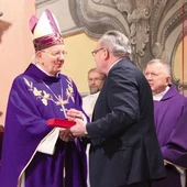 W imieniu księdza prałata medal od władz samorządu województwa odebrał abp Stanisław Budzik. 