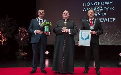 Ks. Grzegorz Gołąb jest pierwszym kapłanem, który otrzymał tytuł Honorowego Ambasadora Miasta Skierniewice.