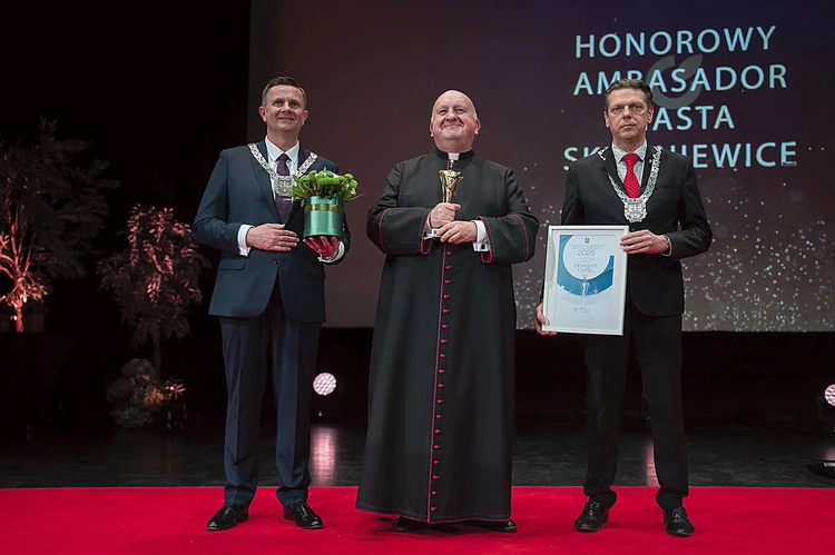 Ks. Grzegorz Gołąb jest pierwszym kapłanem, który otrzymał tytuł Honorowego Ambasadora Miasta Skierniewice.