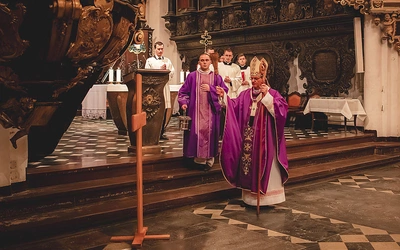Pielgrzymującym do kościołów stacyjnych będzie towarzyszył krzyż, pobłogosławiony przez abp. Tadeusza Wojdę na zakończenie Eucharystii.