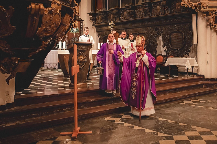 Pielgrzymującym do kościołów stacyjnych będzie towarzyszył krzyż, pobłogosławiony przez abp. Tadeusza Wojdę na zakończenie Eucharystii.