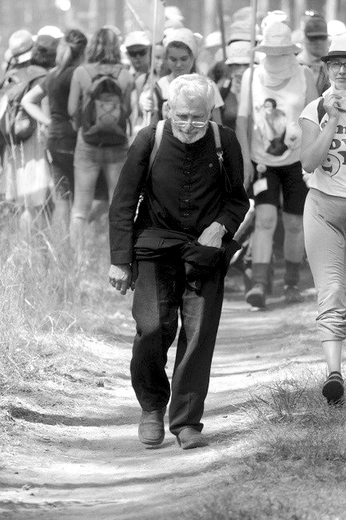 Przez dziesiątki lat ks. Kazimierz wędrował z pielgrzymami z Legnicy na Jasną Górę. 