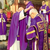 Posypanie głowy popiołem na znak pokuty i wzmożonej  pracy nad sobą.