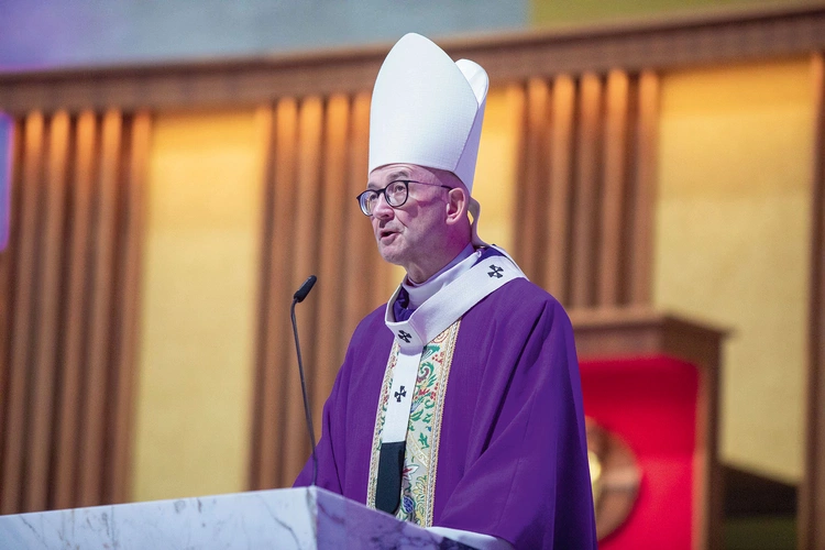 „Z całego serca życzę Wam, aby ten Wielki Post był naprawdę wielki. Nie bójmy się pustyni, bójmy się życia połowicznego, powierzchownego, bladego i byle jakiego” – zaapelował pasterz diecezji.