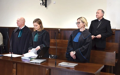 Pasterz diecezji szczerze i wyczerpująco przedstawił chronologię podejmowanych równoległych działań na gruncie prawa kościelnego i państwowego.