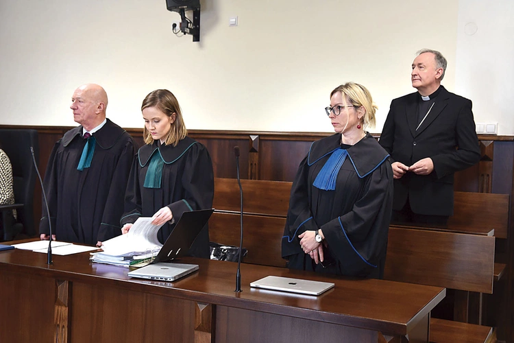 Pasterz diecezji szczerze i wyczerpująco przedstawił chronologię podejmowanych równoległych działań na gruncie prawa kościelnego i państwowego.