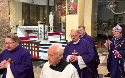 – Podziwiając bł. Jerzego, powinniśmy iść jego śladami, gromadzić się nadal na tej modlitwie, którą on zapoczątkował – mówił biskup.