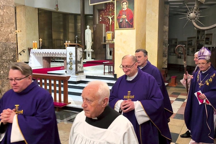 – Podziwiając bł. Jerzego, powinniśmy iść jego śladami, gromadzić się nadal na tej modlitwie, którą on zapoczątkował – mówił biskup.