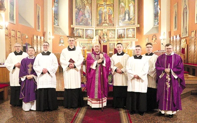 Klerykom towarzyszyli rodzina, bliscy i przyjaciele oraz przedstawiciele wspólnoty seminaryjnej.