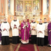 Klerykom towarzyszyli rodzina, bliscy i przyjaciele oraz przedstawiciele wspólnoty seminaryjnej.