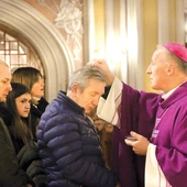 Biskup radomski, posypując wiernym głowy popiołem, wypowiadał słowa: „Nawracajcie się i wierzcie w Ewangelię”.