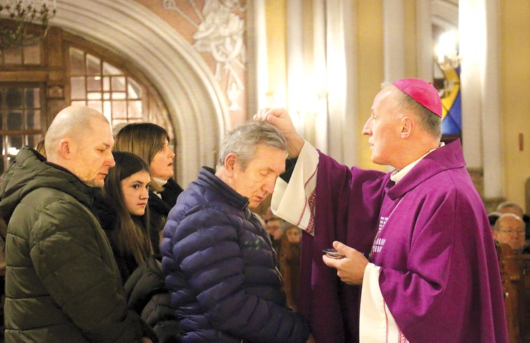 Biskup radomski, posypując wiernym głowy popiołem, wypowiadał słowa: „Nawracajcie się i wierzcie w Ewangelię”.