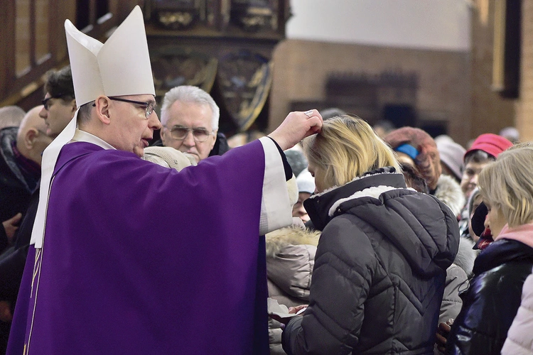 Po homilii odbył się obrzęd posypania głów popiołem.