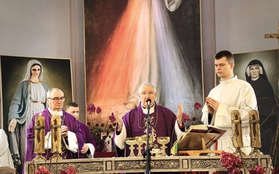 Mszy św. przewodniczył  bp Romuald Kamiński, ordynariusz diecezji warszawsko- -praskiej. Przy ołtarzu modlił się  wraz z nim biskup płocki  Szymon Stułkowski.