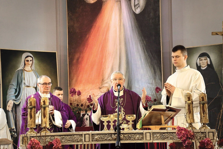 Mszy św. przewodniczył  bp Romuald Kamiński, ordynariusz diecezji warszawsko- -praskiej. Przy ołtarzu modlił się  wraz z nim biskup płocki  Szymon Stułkowski.