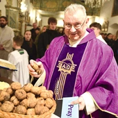 Ks. prał. Andrzej Piórek pobłogosławił orzechy,  które każdy  mógł potem zabrać  ze sobą  do domu.