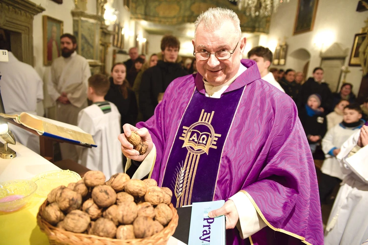 Ks. prał. Andrzej Piórek pobłogosławił orzechy,  które każdy  mógł potem zabrać  ze sobą  do domu.