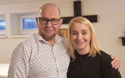 Piotrek na co dzień jest pracownikiem magazynu logistycznego w Niemczech, a Renata katechetką. Mają dwie córki – Sarę (11 lat) i Łucję (7 lat), które uwielbiają jeździć konno. Ich wspólną pasją jest chodzenie po górach. Razem też starają się wędrować ku zbawieniu.