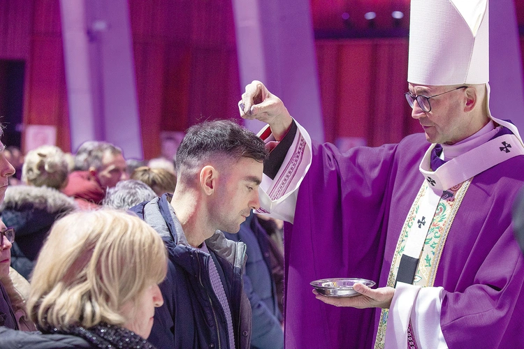 – Chciałbym was, bracia i siostry, bardzo zachęcić do porządnej wielkopostnej spowiedzi już na początku Wielkiego Postu, a nie gdy przed konfesjonałami będą długie kolejki – prosił metropolita warszawski.