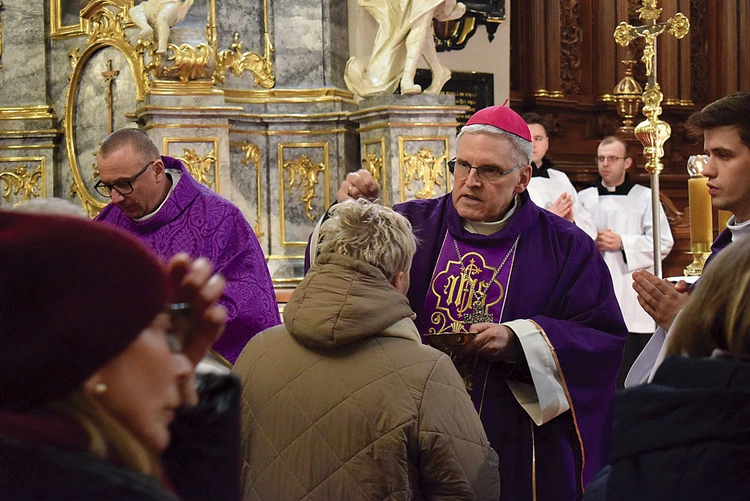 Obrzęd posypania głów rozpoczyna czas modlitwy, postu i jałmużny.