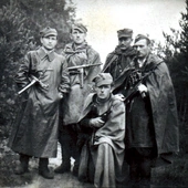 Ppor. Wiktor  Zacheusz Nowowiejski  (pierwszy z prawej),  wśród partyzantów Armii  Krajowej. 