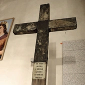 Napis na krzyżu: „To tylko zostało  z dawnego kościoła  w Modlinie - Twierdzy”.  Tylko – a przecież aż tyle.