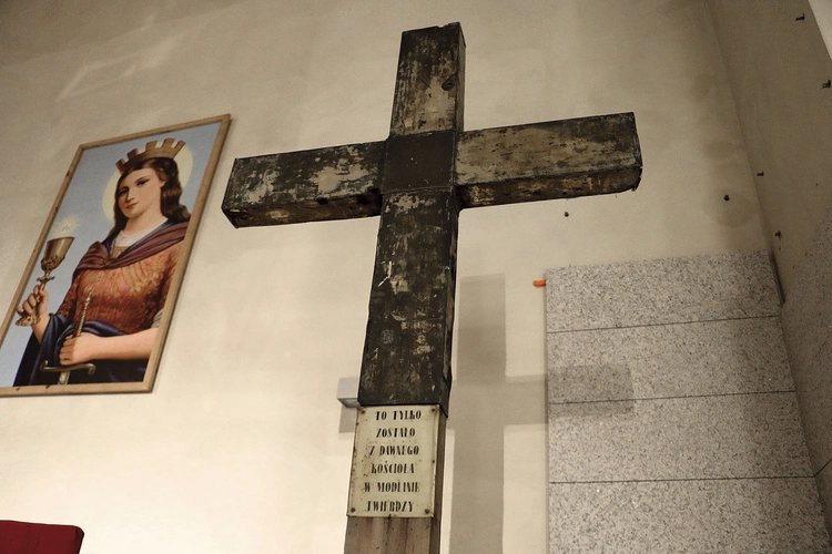 Napis na krzyżu: „To tylko zostało  z dawnego kościoła  w Modlinie - Twierdzy”.  Tylko – a przecież aż tyle.