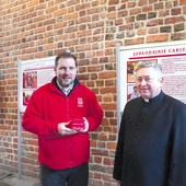 mrogowicz i Paweł Trawka zapraszają  do konkretnego wsparcia. Zwracają uwagę także  na wielkopostne rady papieża Leona XIV, który zachęca, by używać z miłością języka i mieć „ucho gotowe  do wysłuchania”.