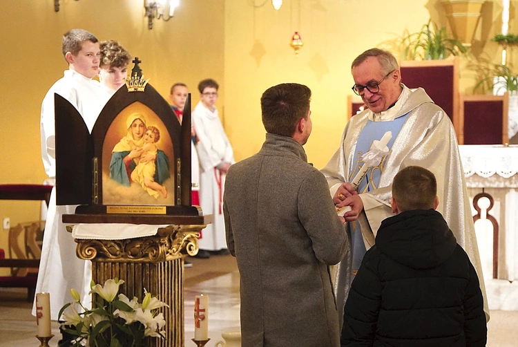 – Jakiś czas temu mamy wręczały dzieciom różańce, a obecnie do wręczania świec i książeczek zaproszeni zostali tatusiowie. To pomysł diakona Eryka – wyjaśniał ks. Bogdan Grabowski (na zdjęciu). Ojcowie lub np. chrzestni otrzymywali je od księdza, przekazywali dziecku, a następnie obdarzali je serdecznym uściskiem.