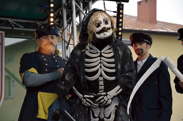 Mieszkańcy Jedlińska ruszyli, by pojmać „śmierć”.