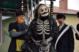 Mieszkańcy Jedlińska ruszyli, by pojmać „śmierć”.