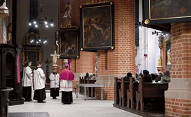 Biskup opolski najpierw uczestniczył w nabożeństwie Drogi Krzyżowej, a następnie przewodniczył Mszy św.