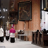 Biskup opolski najpierw uczestniczył w nabożeństwie Drogi Krzyżowej, a następnie przewodniczył Mszy św.