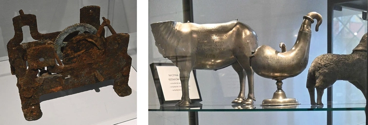 Fragment wystawy. Ręczna maszyna drukarska i ozdobne kielichy cechu rzeźniczego, tzw. wilkomy. 