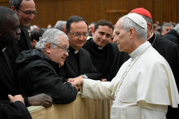 Leon XIV poczas spotkania z kapłąnami diecezji rzymskiej