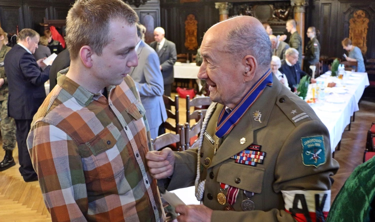 Skandal na sesji rady gminy. Wójt rozpętał lokalną wojnę przeciwko nieżyjącemu żołnierzowi Armii Krajowej [REPORTAŻ]