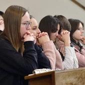 Młodzież zadaje pytanie: "Jak prawdziwie żyć?"