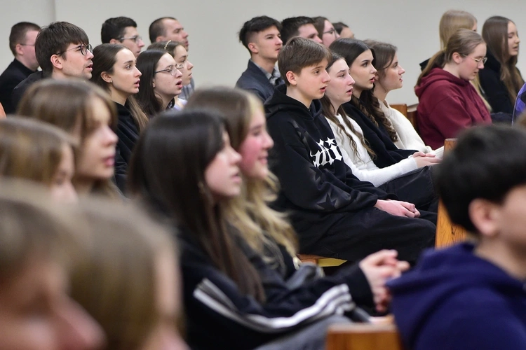 Młodzież zadaje pytanie: "Jak prawdziwie żyć?"