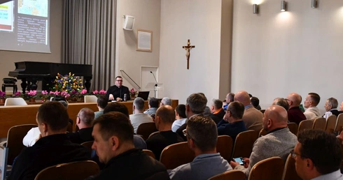 Kurs dla przyszłych nadzwyczajnych szafarzy Komunii Świętej