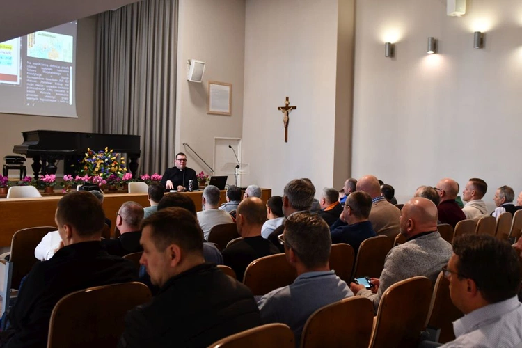 Kurs dla przyszłych nadzwyczajnych szafarzy Komunii Świętej