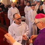 Pomogą rozdawać Komunię Świętą