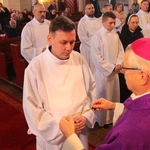 Pomogą rozdawać Komunię Świętą