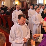 Pomogą rozdawać Komunię Świętą