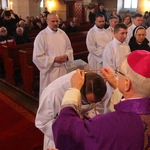 Pomogą rozdawać Komunię Świętą