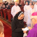 Pomogą rozdawać Komunię Świętą