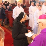 Pomogą rozdawać Komunię Świętą