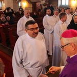 Pomogą rozdawać Komunię Świętą